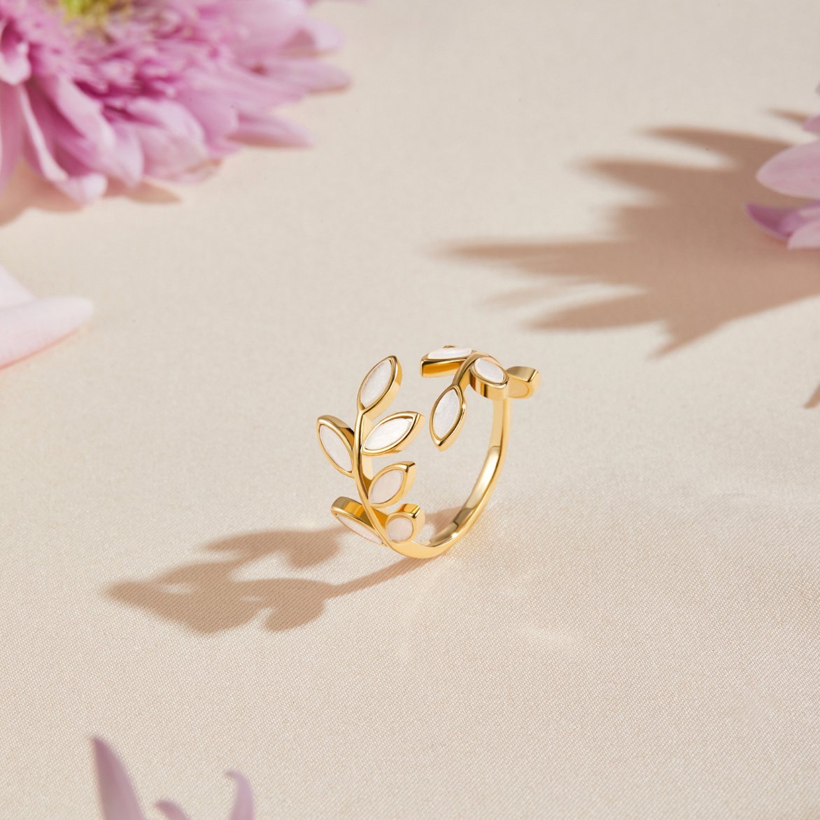 GOLDEN LEAF ELEGANCE RING